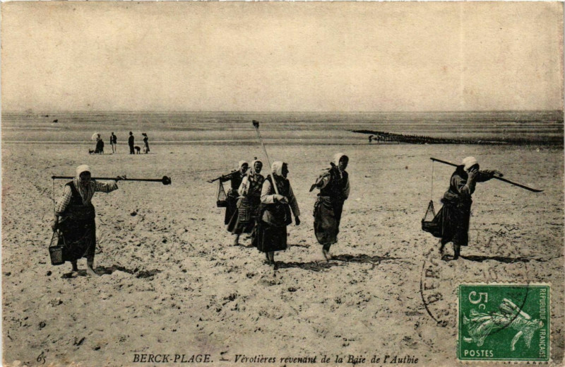 Carte postale ancienne Berck Plage- Verotieres revenant de la Baie de l'Authie France à Berck
