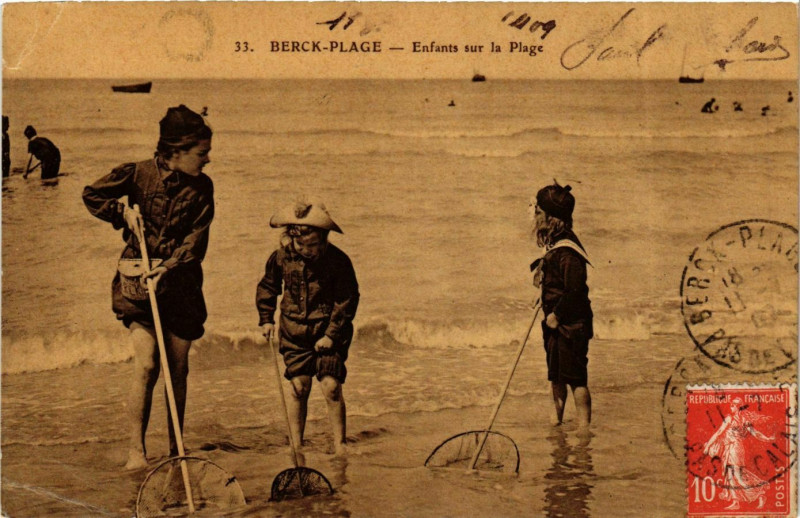 Carte postale ancienne Berck Plage- Enfants sur la Plage France à Berck