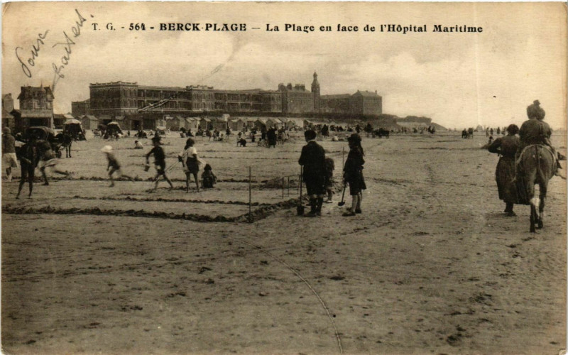 Carte postale ancienne Berck Plage- La Plage en face de l'Hopital Maritime France à Berck