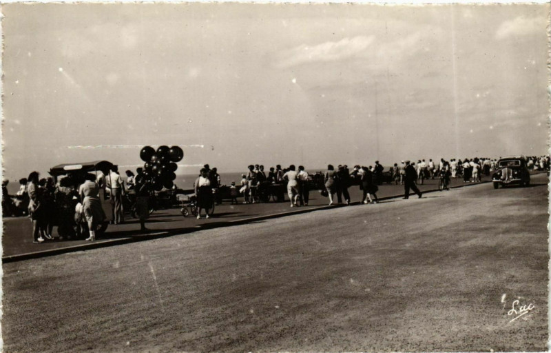 Carte postale ancienne Berck Plage- Promenade sur l'esplanade France à Berck