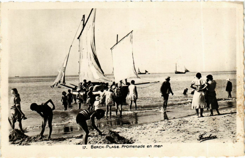 Carte postale ancienne Berck Plage- Promenade en mer France à Berck