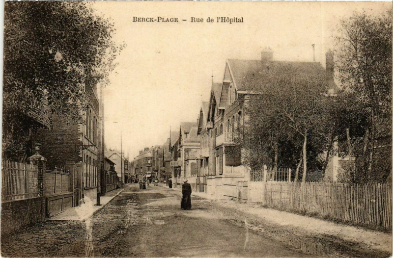Carte postale ancienne Berck Plage- Rue de l'Hopital France à Berck