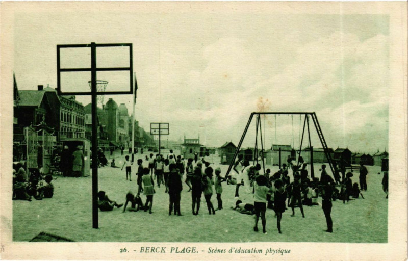 Carte postale ancienne Berck Plage- Scenes d'education physique France à Berck