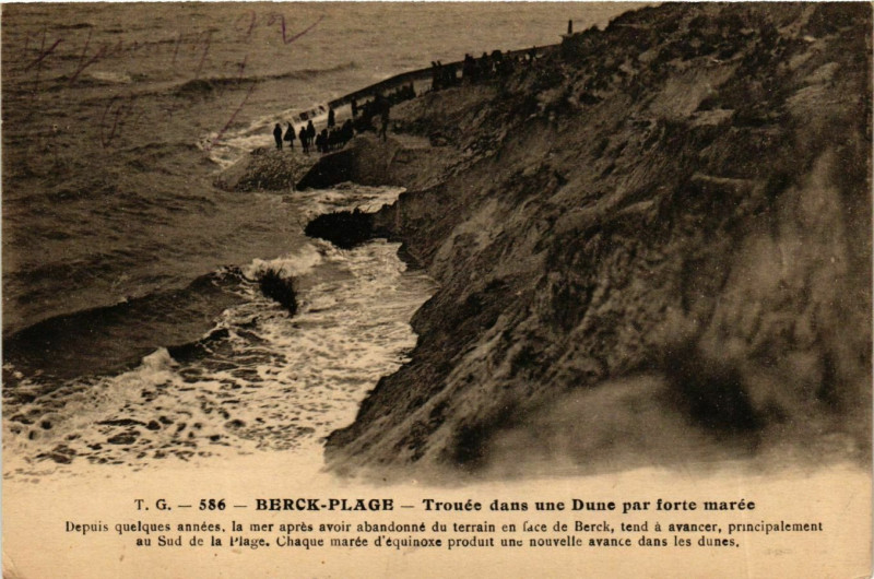 Carte postale ancienne Berck Plage- Trouee dans la Dune par forte maree France à Berck