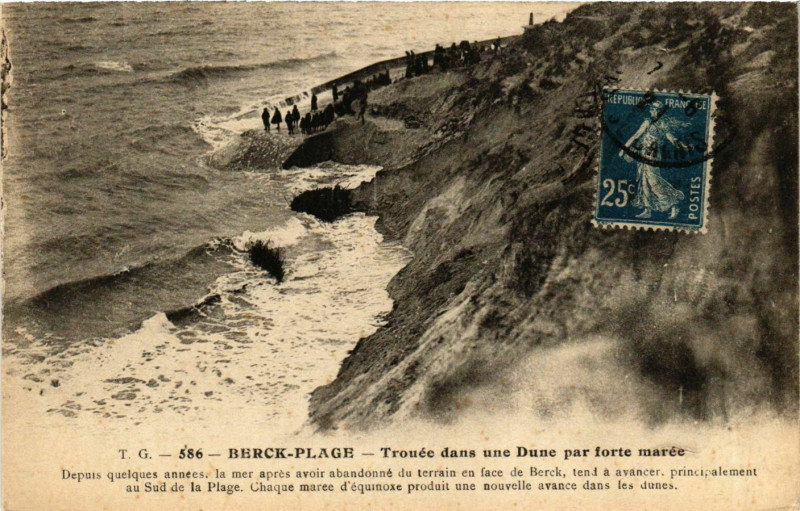 Carte postale ancienne Berck Plage- Trouee dans la Dune par forte maree France à Berck