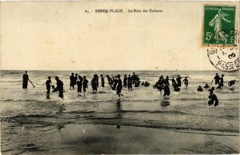 Carte postale ancienne Berck Plage- Le Bain des Enfants France à Berck