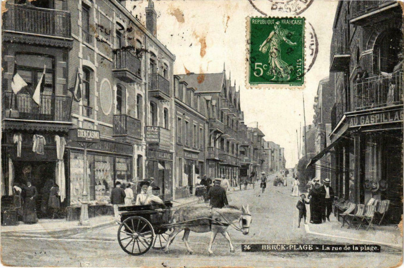 Carte postale ancienne Berck Plage- La rue de la plage France à Berck