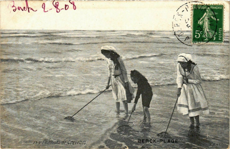 Carte postale ancienne Berck Plage- Pecheuses de Crevettes France à Berck