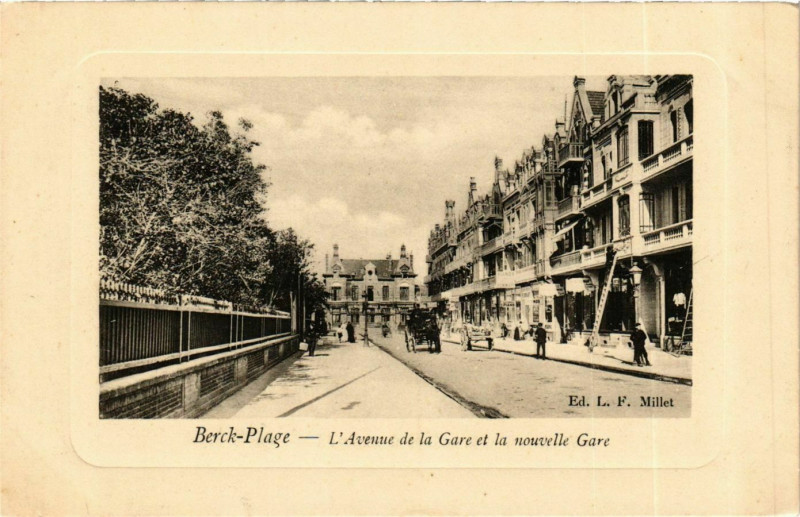 Carte postale ancienne Berck Plage- Avenue de la Gare et la nouvelle Gare France à Berck