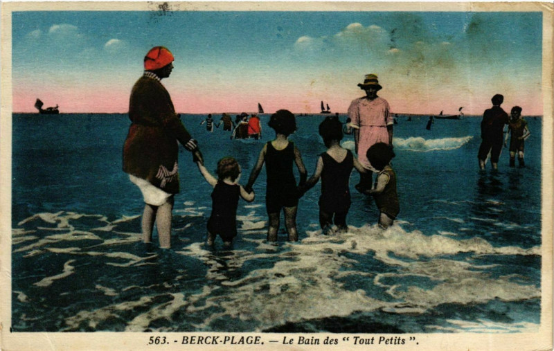 Carte postale ancienne Berck Plage- Le Bain des Tout Petits France à Berck