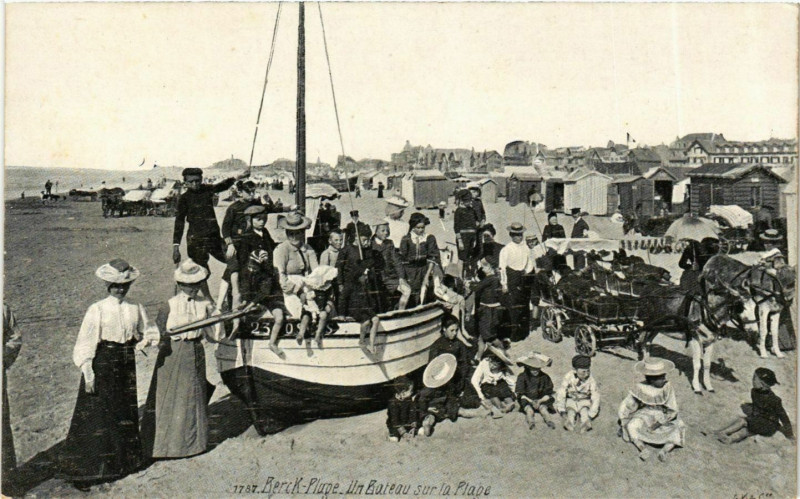 Carte postale ancienne Berck Plage- Un Bateau sur la Plage France à Berck