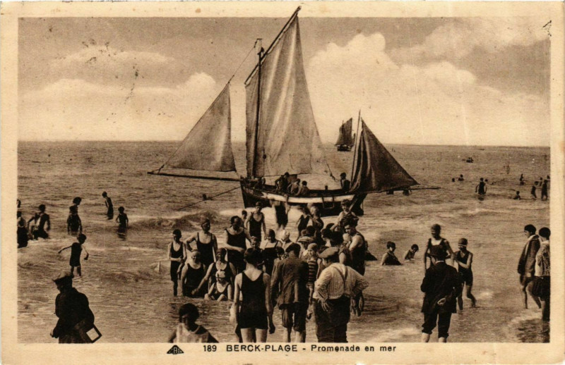 Carte postale ancienne Berck Plage- Promenade en mer France à Berck