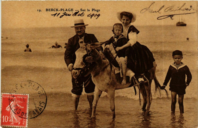 Carte postale ancienne Berck Plage- Sur la Plage France à Berck