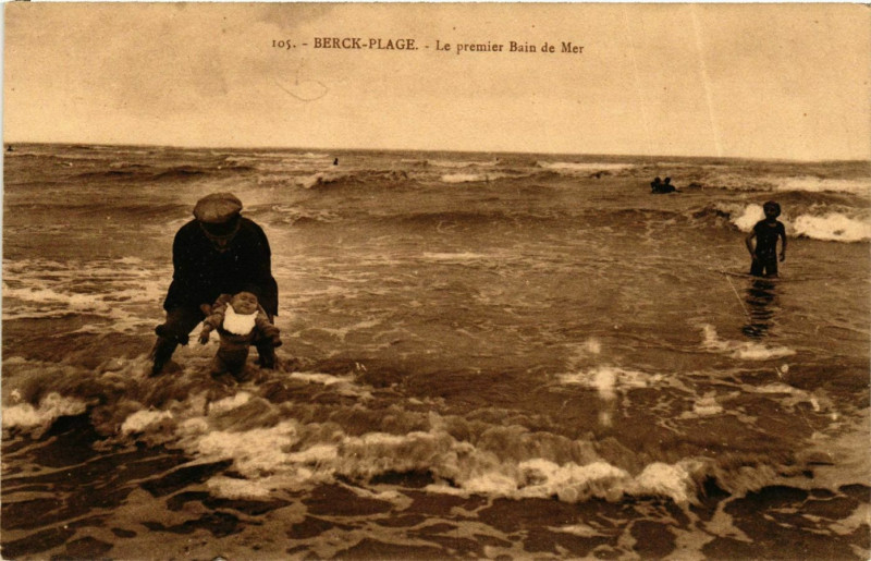 Carte postale ancienne Berck Plage- Le premier Bain de Mer France à Berck
