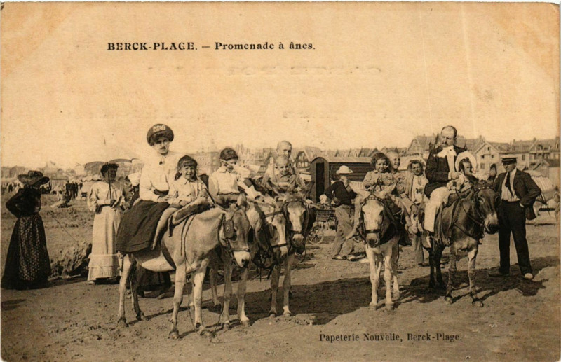 Carte postale ancienne Berck Plage- Promenade a anes France à Berck