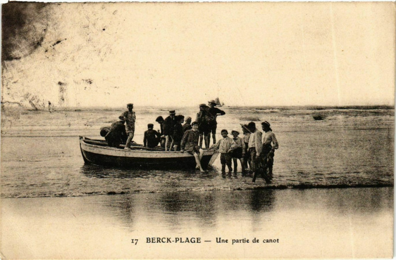 Carte postale ancienne Berck Plage- Une partie de canot France à Berck