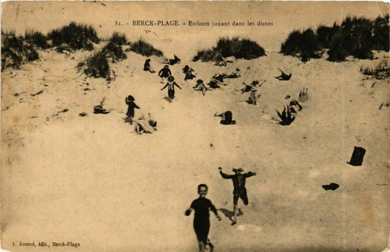 Carte postale ancienne Berck Plage- Enfants jouant dans les dunes France à Berck