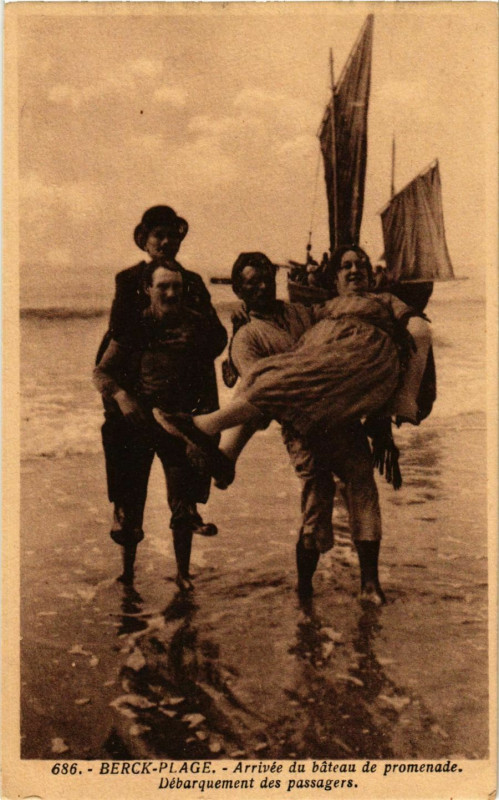 Carte postale ancienne Berck Plage- Arrivee du bateau de promenade France à Berck
