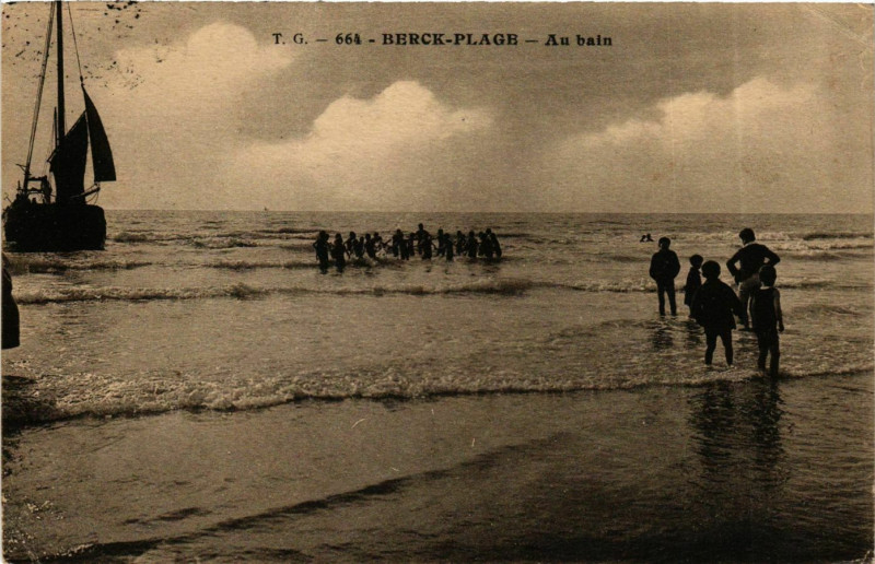 Carte postale ancienne Berck Plage- Au bain France à Berck