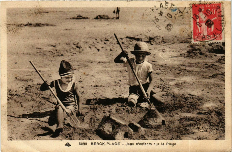 Carte postale ancienne Berck Plage- Jeux d'enfants sur la Plage France à Berck