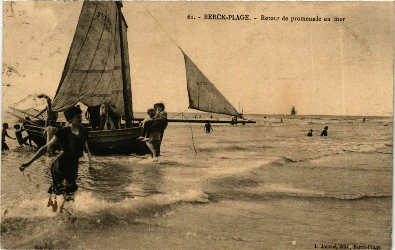 Carte postale ancienne Berck Plage- Retour de promenade en mer France à Berck