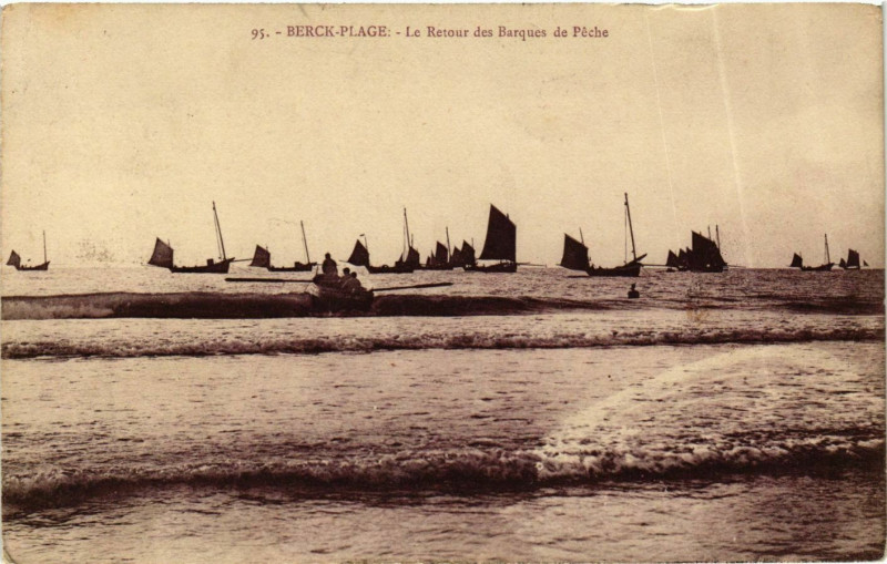 Carte postale ancienne Berck Plage- Le Retour des Barques de Peche France à Berck