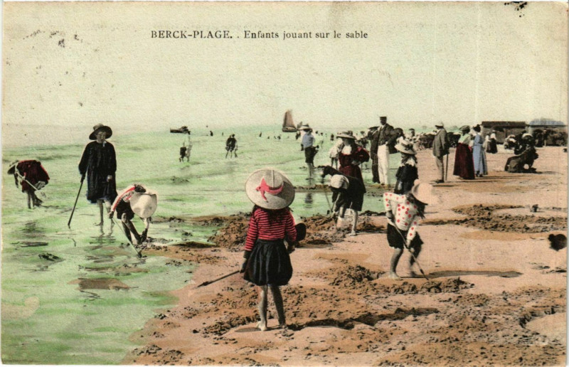 Carte postale ancienne Berck Plage- Enfants jouant sur le sable France à Berck