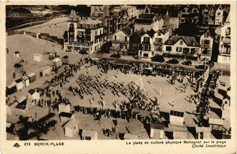 Carte postale ancienne Berck Plage- Le stade de culture physique Bertagnol France à Berck