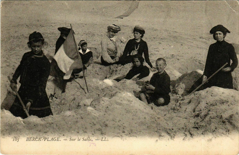 Carte postale ancienne Berck-Plage - Sur le Sable à Berck