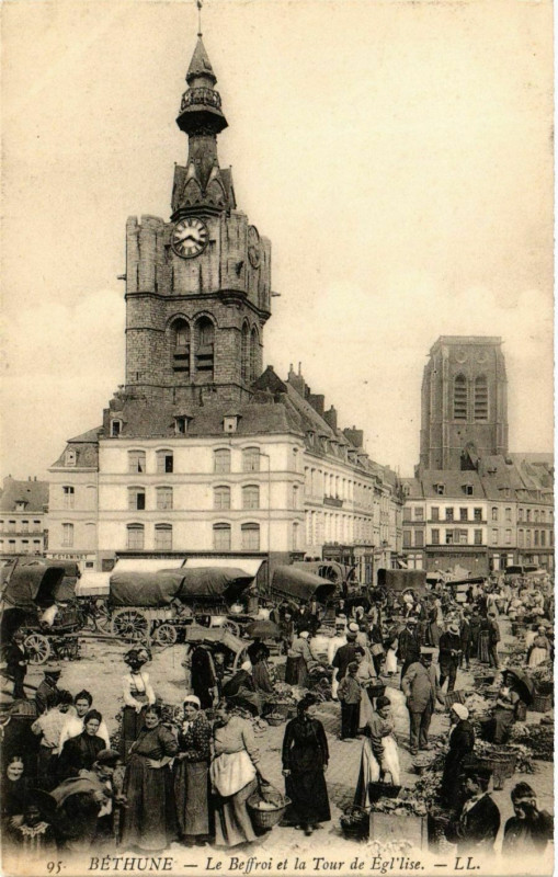 Carte postale ancienne Bethune - Le Beffroi et la Tour de l'Eglise à Béthune