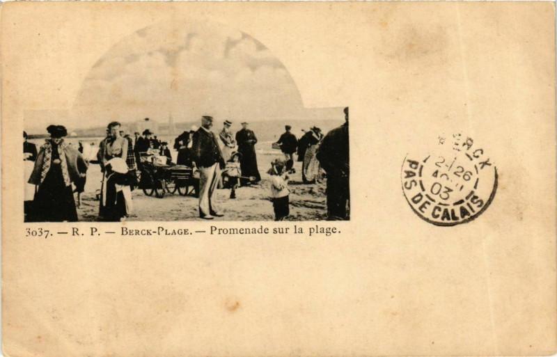 Carte postale ancienne Berck-Plage - Promenade sur la plage à Berck