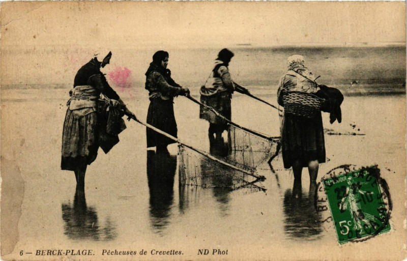 Carte postale ancienne Berck-Plage Pecheuses de Crevettes à Berck