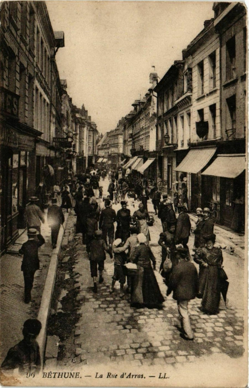 Carte postale ancienne Bethune - La Rue d'Arras à Béthune