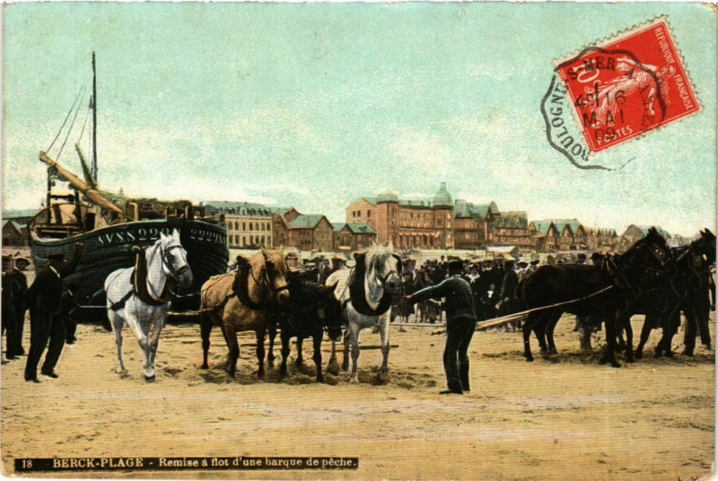 Carte postale ancienne Berck-Plage - Remise a flot d'une herque de péche à Berck