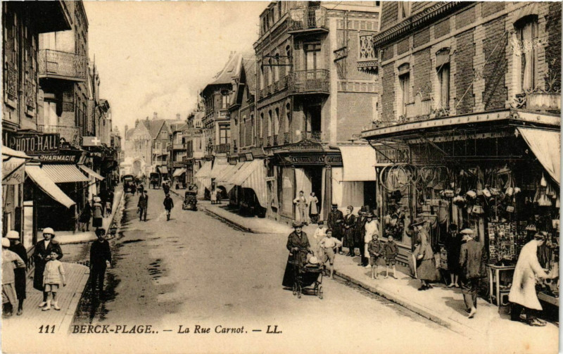 Carte postale ancienne Berck-Plage - La Rue Carnot à Berck