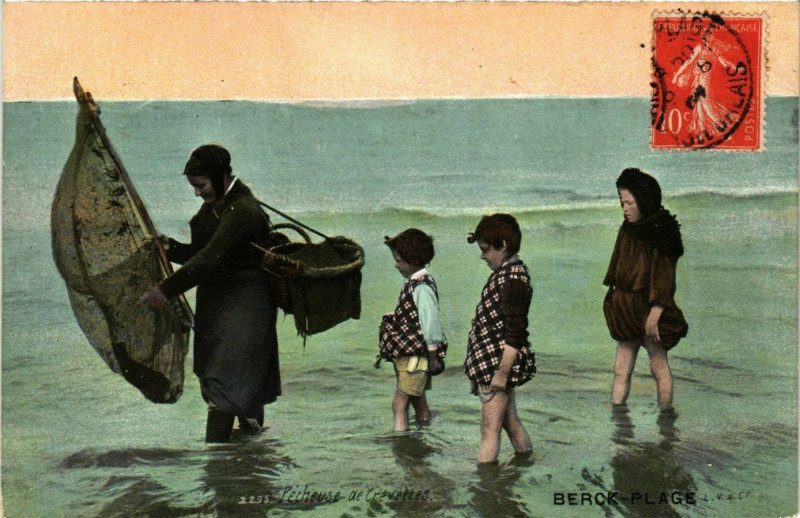 Carte postale ancienne Berck-Plage - Pécheuse de Crevettes à Berck