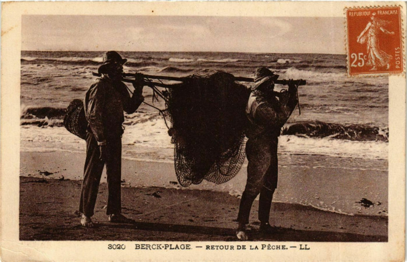 Carte postale ancienne Berck-Plage - Retour de la Péche à Berck