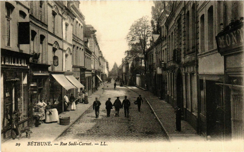 Carte postale ancienne Bethune - Rue Sadi-Carnot à Béthune