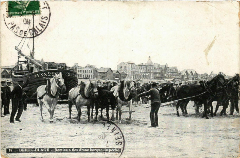 Carte postale ancienne Berck-Plage - Remise a flot d'une herque de péche à Berck