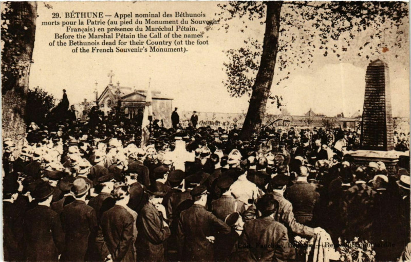 Carte postale ancienne Bethune - Appel nominal des Béthunois morts pour la Patrie à Béthune