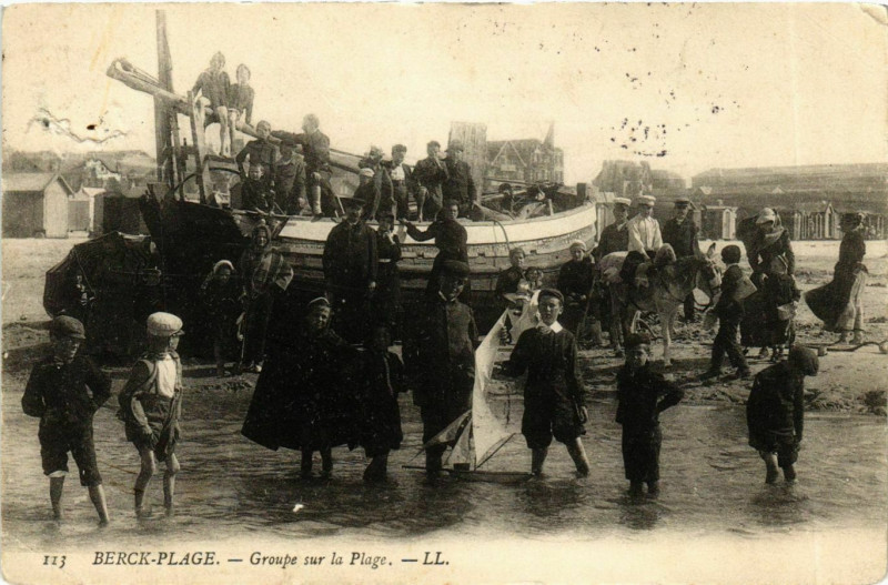 Carte postale ancienne Berck-Plage Groupe sur la Plage à Berck