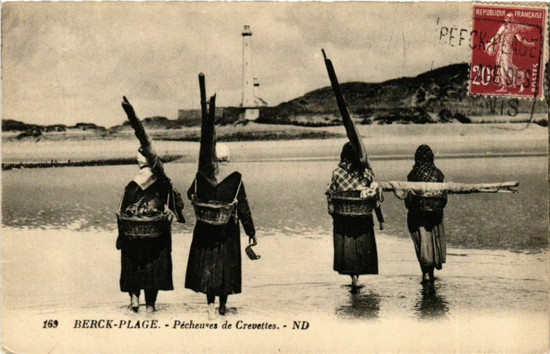 Carte postale ancienne Berck-Plage - Pécheures de Crevettes à Berck