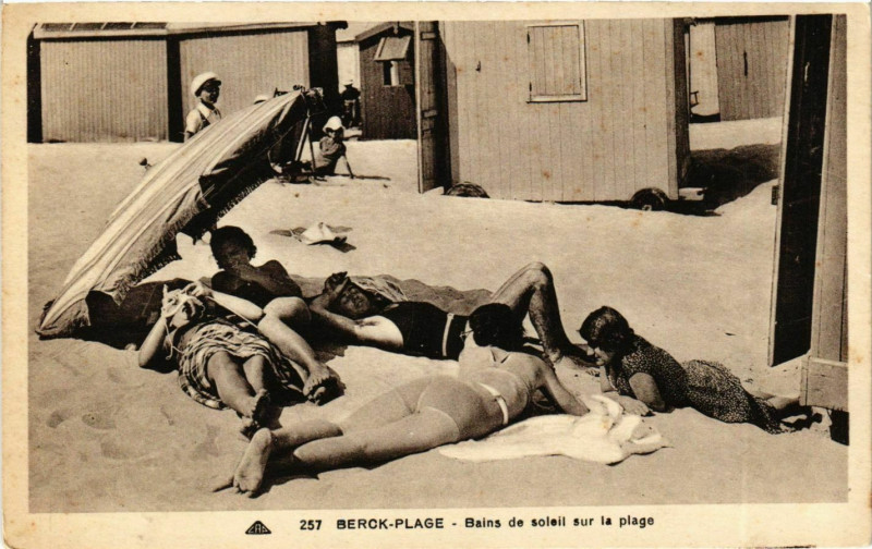 Carte postale ancienne Berck-Plage - Bains de soleil sur la Plage à Berck
