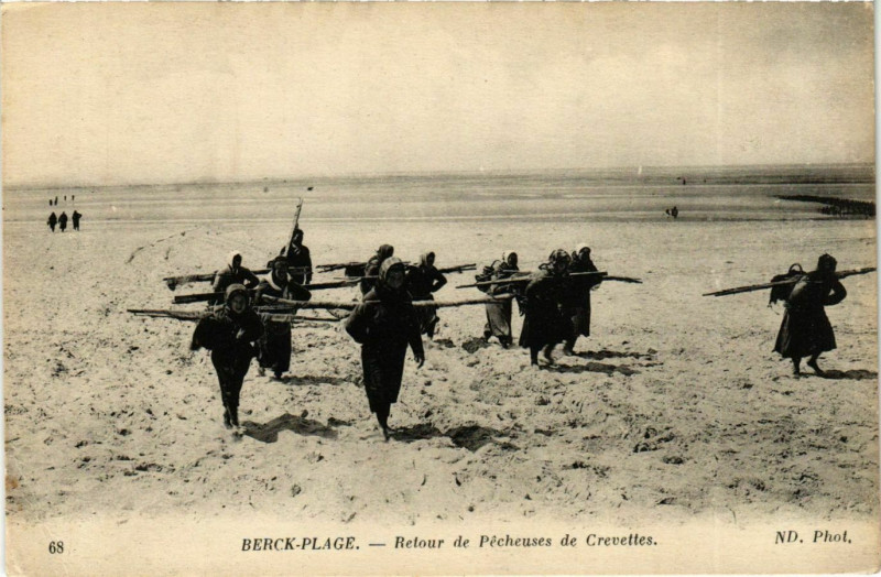 Carte postale ancienne Berck-Plage - Retour de Pécheuses de Crevettes à Berck