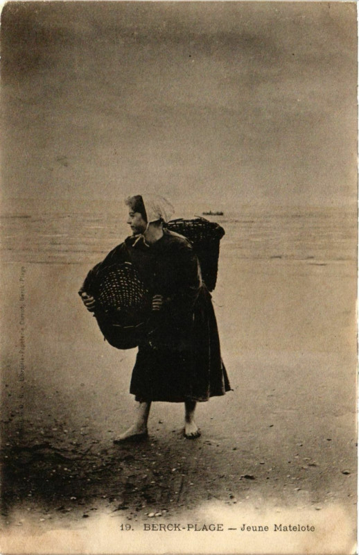 Carte postale ancienne Berck-Plage - Jeune Matelote à Berck