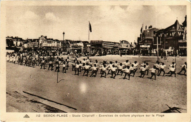 Carte postale ancienne Berck-Plage - Stade Chipiloif - Exercices de culture physique sur. à Berck