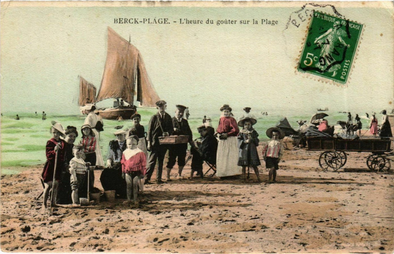 Carte postale ancienne Berck-Plage - L'heurs du goÃºter sur la Plage à Berck
