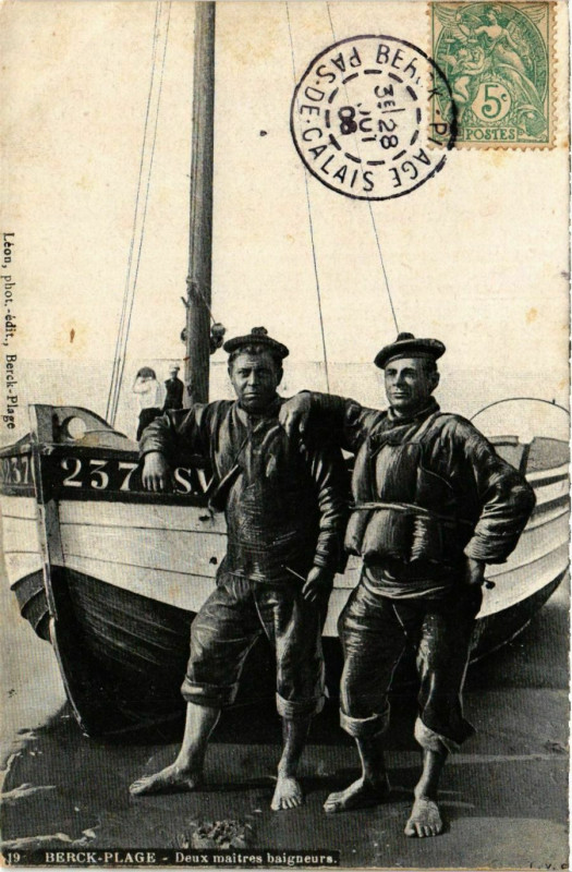 Carte postale ancienne Berck-Plage - Deux maitres baigneurs à Berck