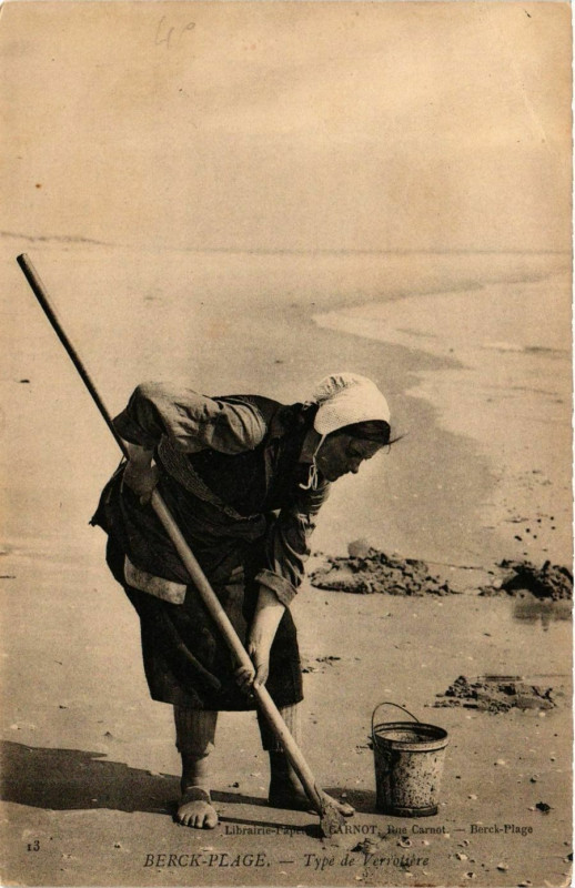 Carte postale ancienne Berck-Plage - Type de Verrotiere à Berck