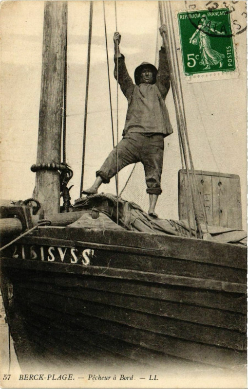 Carte postale ancienne Berck-Plage - Pécheur a Bord à Berck